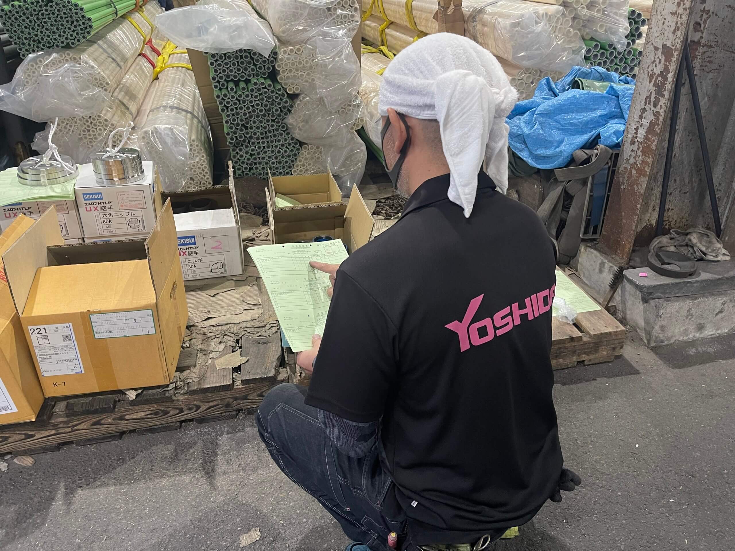 社員の検品風景