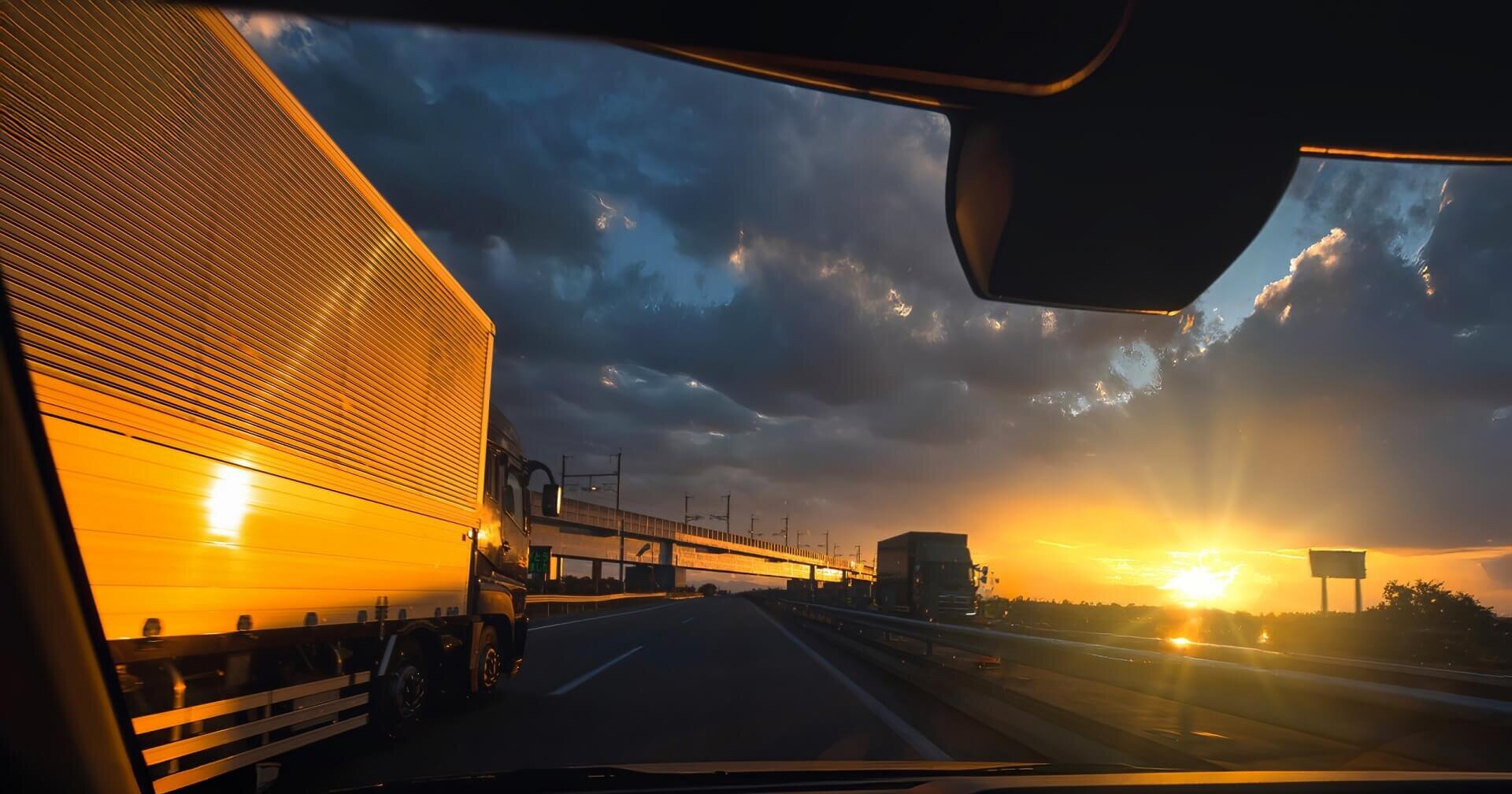 高速道路走行中のトラック
